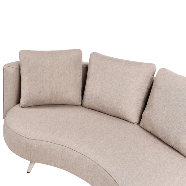 Detailansicht eines beigen, runden Sofas mit Kissen