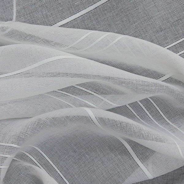 Detailaufnahme von weißem, transparentem Gardinenstoff mit Streifenmuster