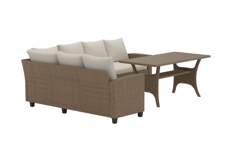 Lounge-Set bestehend aus einem Ecksofa aus braunem Geflecht mit hellen Kissen und einem passenden Tisch für den Garten.