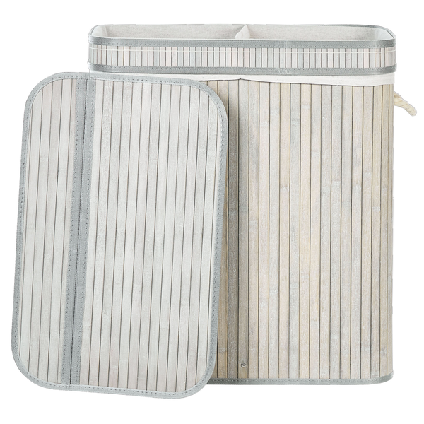 Wäschesammler aus Bambus mit Deckel und Seilgriffen in einem Badezimmer mit Holzlamellenwand und Zimmerpflanze.