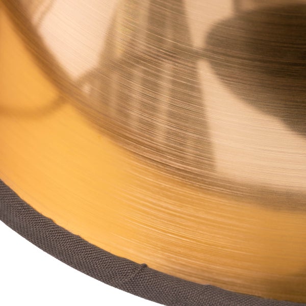 Nahaufnahme einer Beckenoberfläche mit Filzunterlage