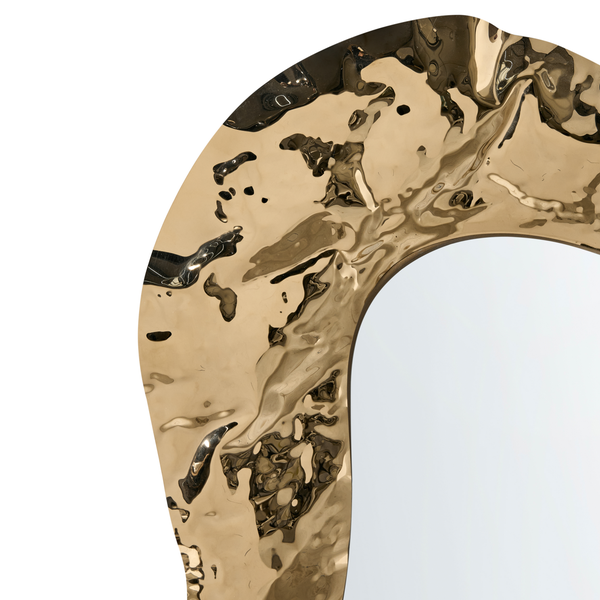 Detailansicht eines Spiegels mit unregelmäßigem, goldfarbenem Rahmen