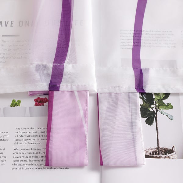 Gardine mit lila Streifen und Textdruck