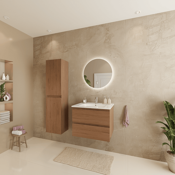 Modernes Badezimmer mit hängendem Waschtischunterschrank in Holzoptik, weißem Waschbecken, rundem Spiegel mit Beleuchtung und Hochschrank.