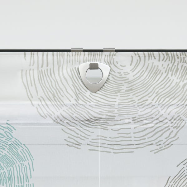 Detailaufnahme eines Rollos mit Muster und Aufhängung