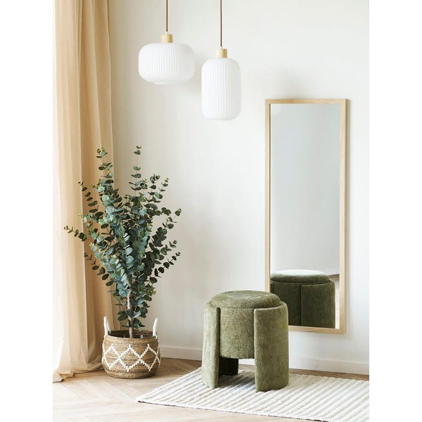 Zimmeransicht mit einem Spiegel, einer Zimmerpflanze, einem Hocker und zwei Hängelampen