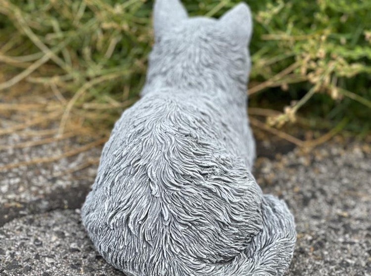 Steinfigur einer Katze aus Steinguss für die Gartendekoration