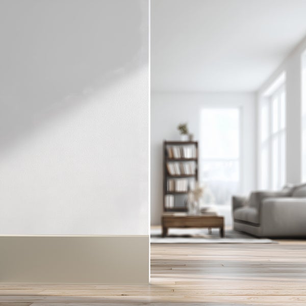 Heller Wohnraum mit weißer Wand und Holzboden
