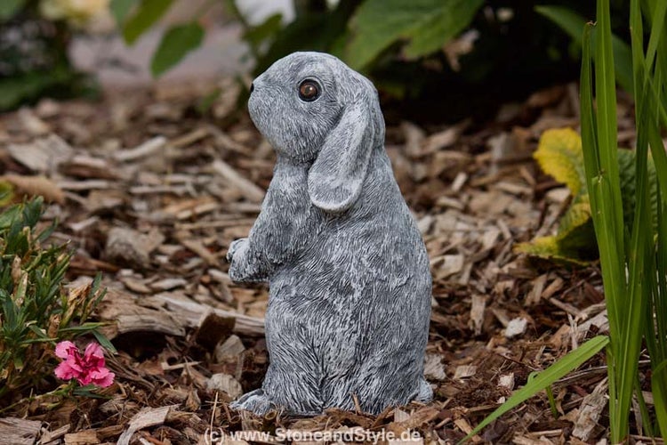 Gartenfigur Hase aus Steinguss stehend als Dekoration für den Garten