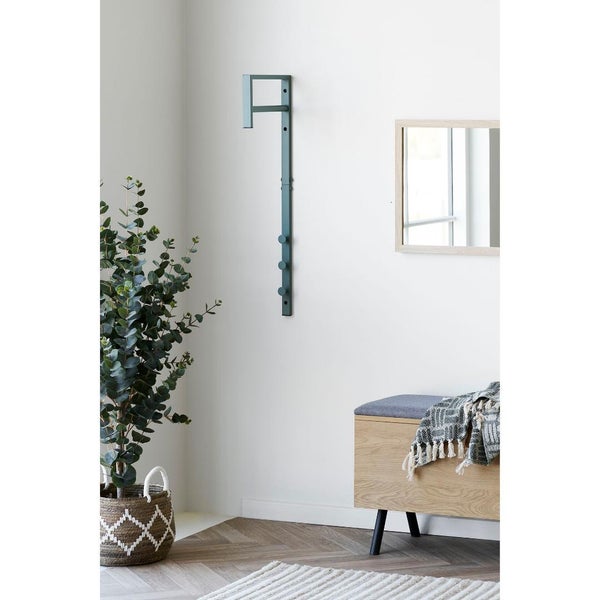 Eingangsbereich mit Garderobenständer, Spiegel und Banktruhe für eine helle und organisierte Atmosphäre.