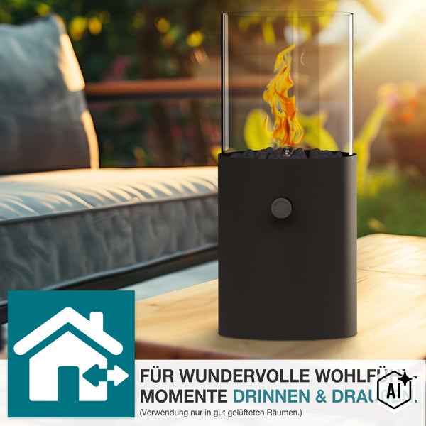 Tischkamin mit Glaszylinder und Flammenbild für den Innen- und Außenbereich auf einem Holztisch, geeignet für gut belüftete Räume.