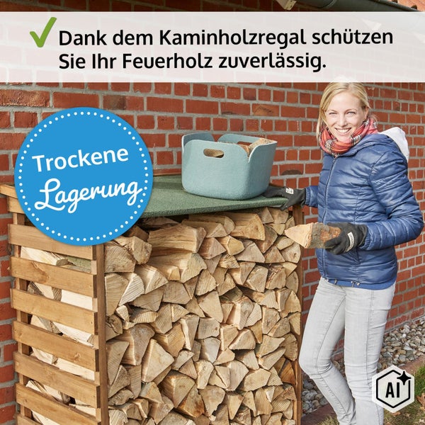 Eine Frau steht neben einem mit Kaminholz gefüllten Kaminholzregal aus Holz an einer Ziegelmauer.