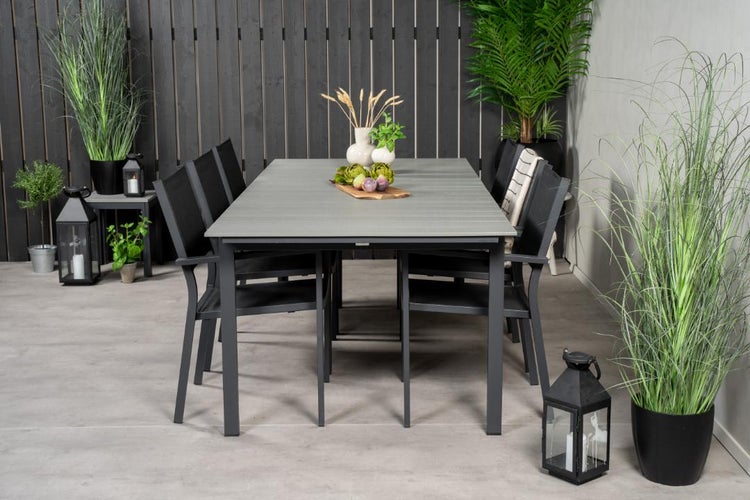 Gartenmöbelset mit Esstisch und Stühlen auf Terrasse