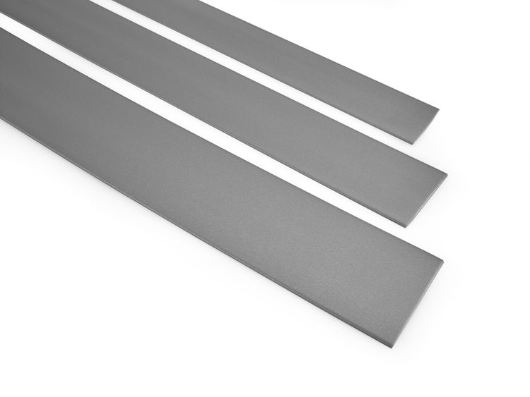 Drei graue Flachprofile aus Metall