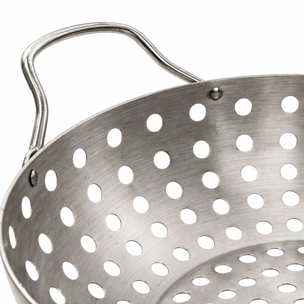 Grillpfanne aus Metall mit Löchern und Griff