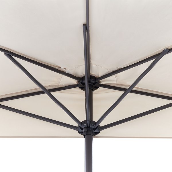 Unteransicht eines Sonnenschirms mit einem dunklen Metallgestell und einem hellen Stoffbezug.