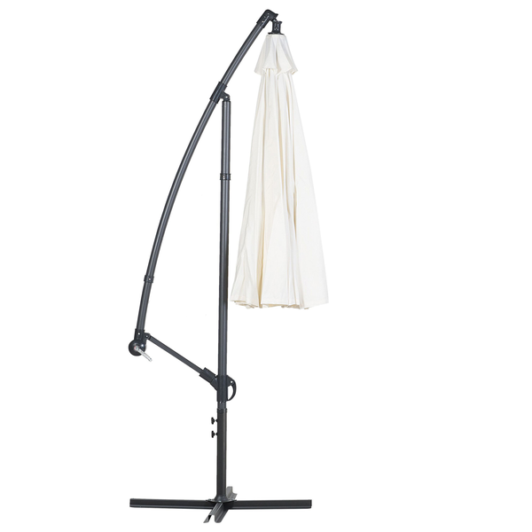 Geschlossener Ampelschirm mit dunkelgrauem Metallgestell, hellbeiger Stoffbespannung und einem Kreuzfuß.