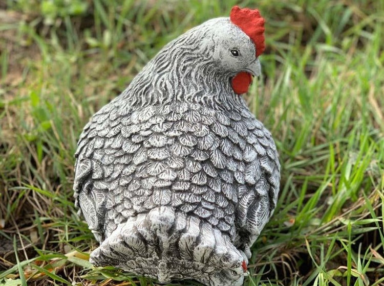 Dekorative Gartenfigur in Form eines Huhns aus wetterfestem Material zur Dekoration im Außenbereich