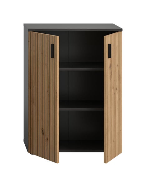 Schrank mit zwei Türen in Holzoptik mit Lamellen-Design, dunkler Korpus, drei Innenfächer, schwarze Griffe.
