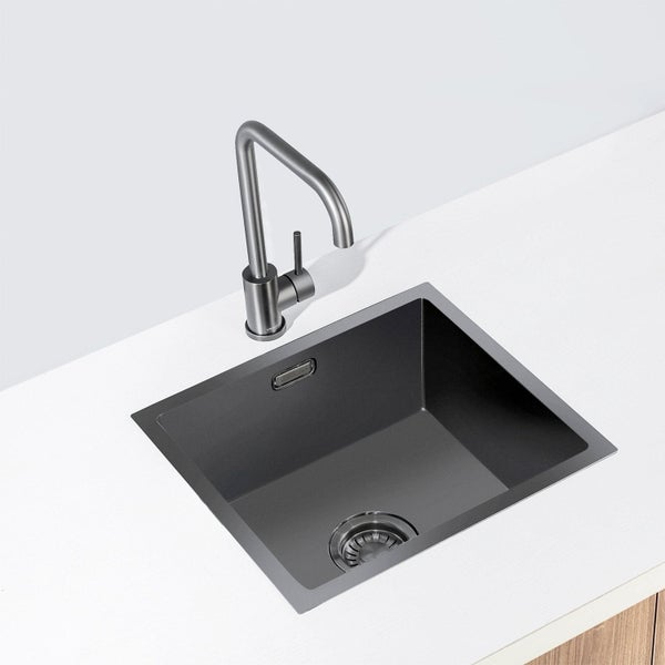 Einbau-Küchenspüle aus Verbundwerkstoff mit moderner Einhebel-Küchenarmatur auf einer Arbeitsplatte.