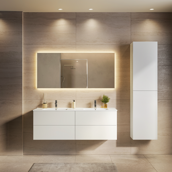 Modernes Badezimmer mit wandhängendem Doppelwaschtisch, beleuchtetem Spiegel und hohem Badschrank vor beige gefliesten Wänden.