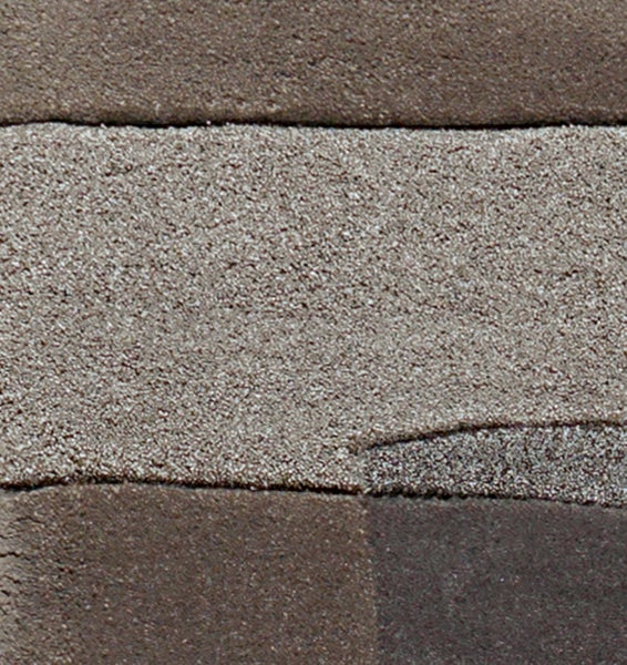 Detailansicht eines gestreiften Teppichs mit strukturierter Oberfläche.