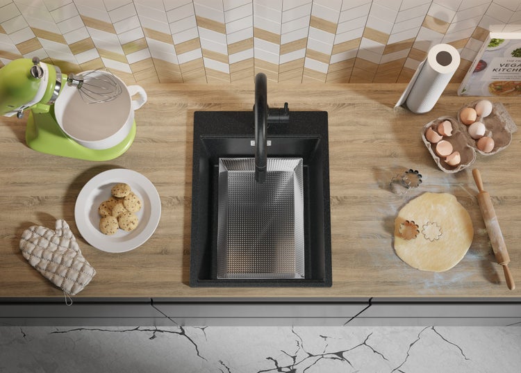 Küchenszene mit Spüle, Armatur, Standmixer, Teig und Backutensilien auf einer Arbeitsplatte.