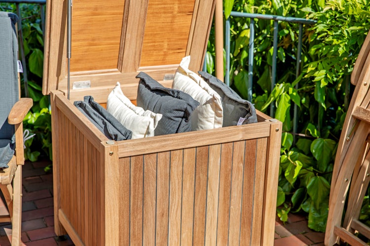 Geöffnete Auflagenbox aus Holz mit Kissen