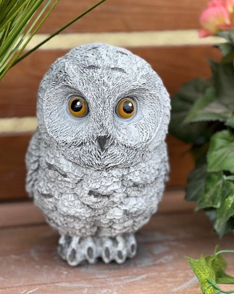 Dekorative Gartenfigur Eule in Steinoptik mit großen Augen und detailgetreuer Federstruktur.