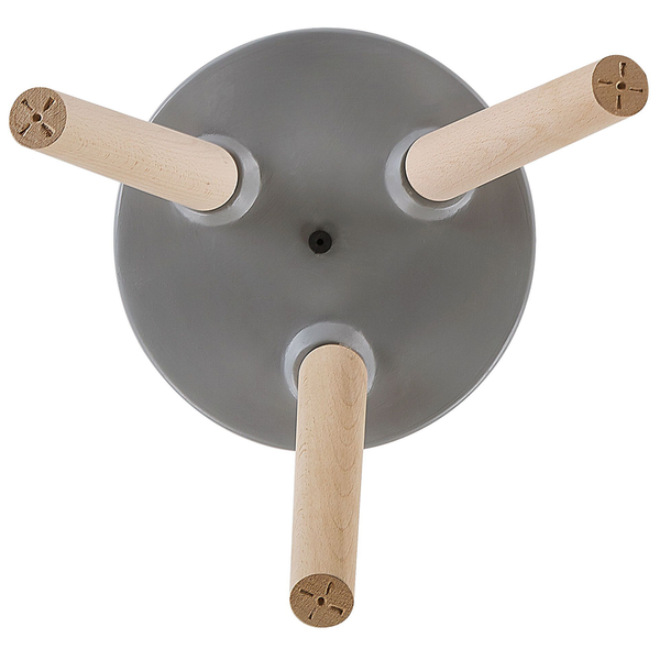 Ansicht von unten eines Hockers mit drei Holzbeinen