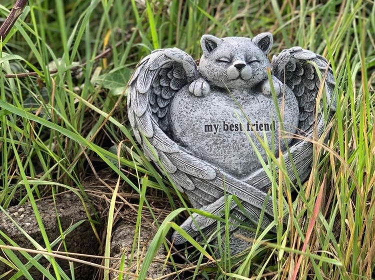 Grabfigur Katze mit Flügeln und Herz mit Aufschrift my best friend für die Gartengestaltung aus wetterfestem Kunststein