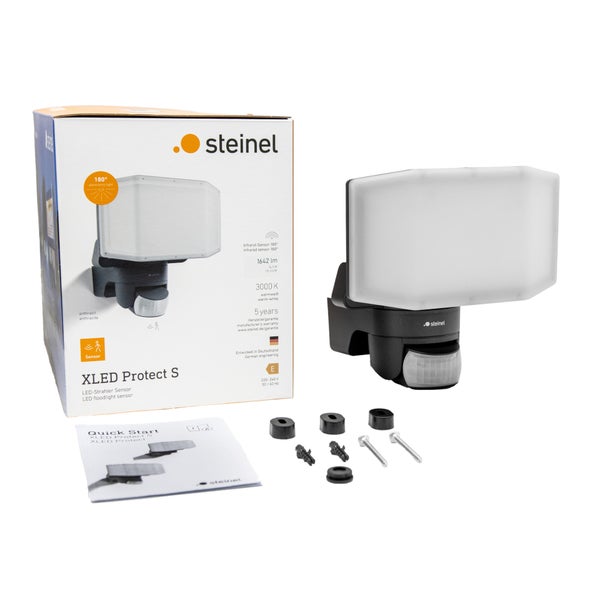 Steinel LED-Strahler XLED Protect S mit 180 Grad Infrarot-Sensor, 1642 Lumen und 3000 Kelvin, inklusive Montagematerial und Kurzanleitung.