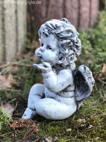 Gartenfigur in Form eines sitzenden Engels, der einen Kuss zuwirft, gefertigt aus witterungsbeständigem Steinguss für die Gartendekoration.