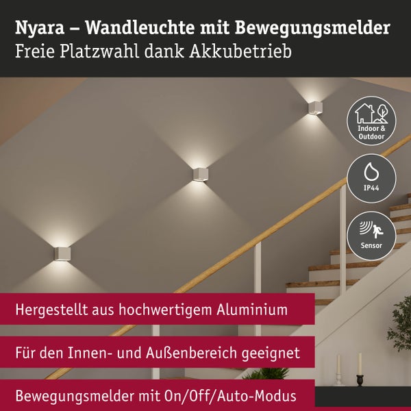 Nyara Wandleuchte mit Bewegungsmelder aus Aluminium für Innen und Außen mit Akkubetrieb an einer Treppenwand montiert.