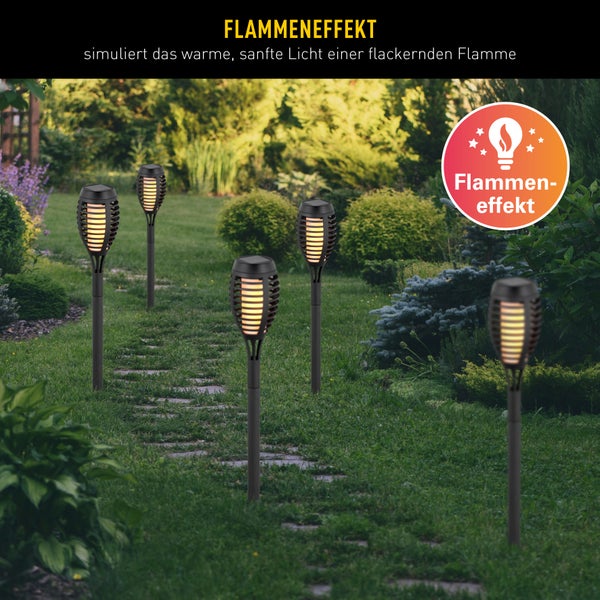 Gartenlandschaft mit mehreren LED-Gartenfackeln, die einen Flammeneffekt erzeugen