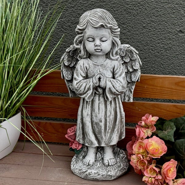 Steinfigur betender Engel als wetterfeste Gartendekoration für den Außenbereich
