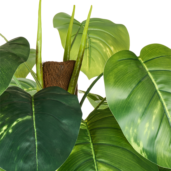 Detailansicht eines künstlichen Philodendrons mit großen grünen Blättern und einem Kokosstab.