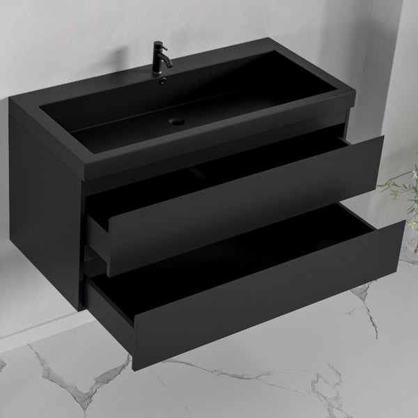 Wandhängender Waschtischunterschrank in Schwarz mit zwei geöffneten Schubladen, inklusive rechteckigem Waschbecken und schwarzer Armatur.