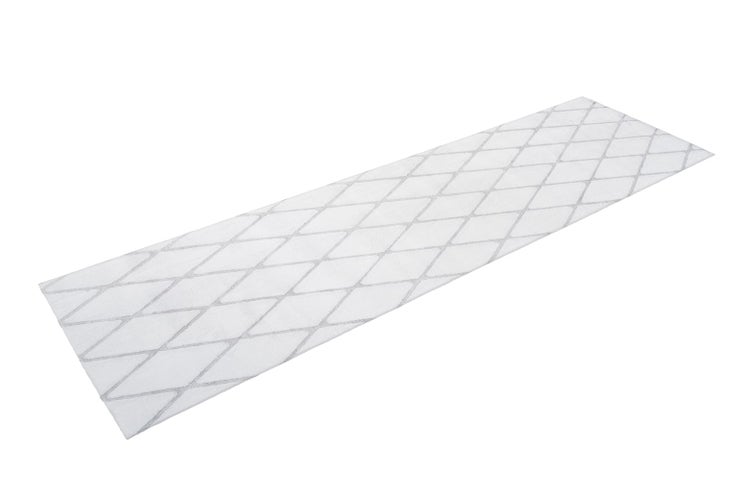 Rechteckiger Läufer mit Rautenmuster in Grau und Weiß.