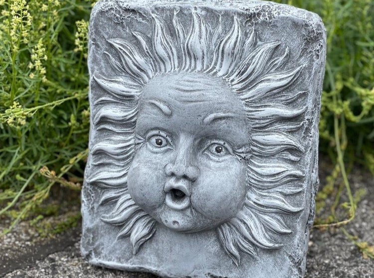 Steinfigur Sonnengesicht als Wasserspeier für den Garten