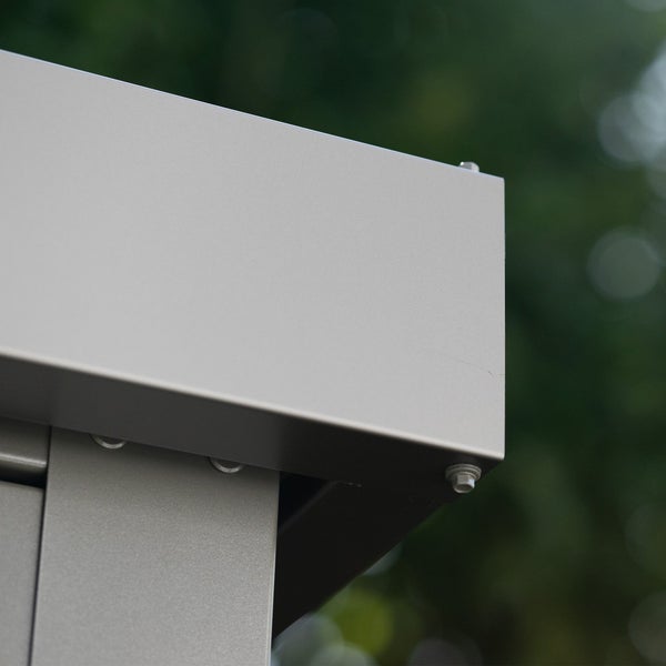 Detailansicht eines Gartenhauses mit Fokus auf die Konstruktion und die Verbindungselemente.