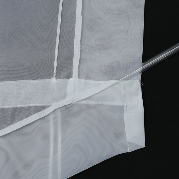 Detailansicht eines Insektenschutzgitters mit transparentem Rohr