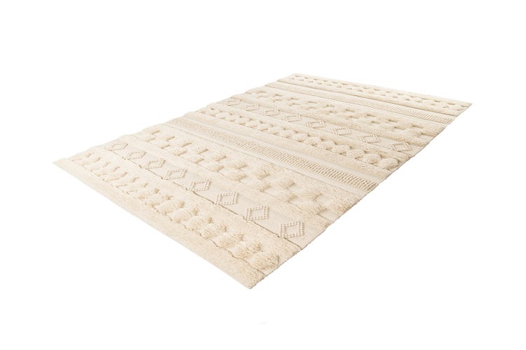Beige strukturierter Teppich mit geometrischem Muster, Rauten und Relief-Struktur.