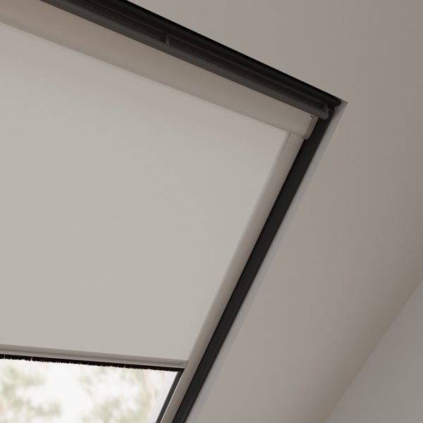 Detailansicht eines Dachfensters mit Rollo zur Verdunkelung