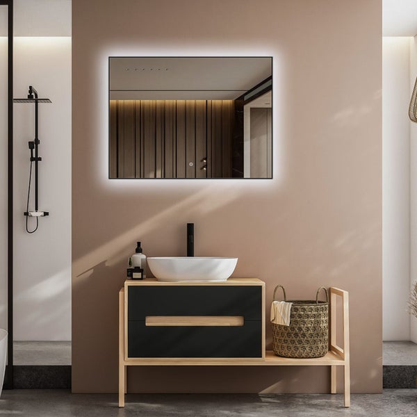 Rechteckiger Badspiegel mit LED Beleuchtung über einem Waschtisch mit Waschbecken und Unterschrank in einem modern gestalteten Badezimmer.