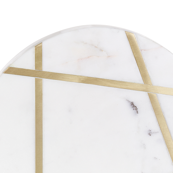 Detailaufnahme einer runden Marmorplatte mit goldenen Akzenten