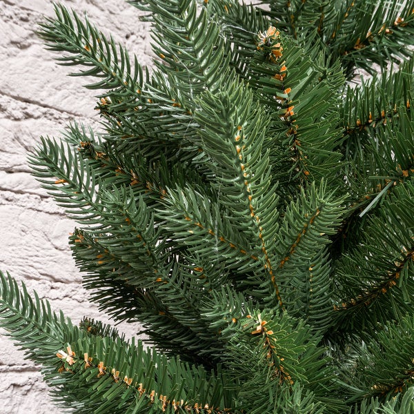 Detailaufnahme eines künstlichen Weihnachtsbaums mit grünen Nadeln