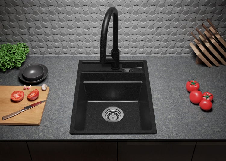 Küchenspüle aus Granit mit Armatur in einer modernen Küche