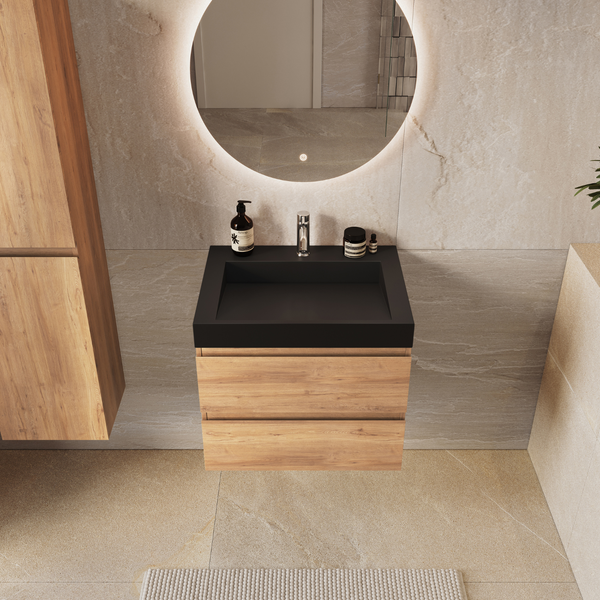 Modernes Badezimmermöbel Set mit Holzoptik Schränken, schwarzem Waschbecken und rundem beleuchtetem Wandspiegel an einer Fliesenwand.