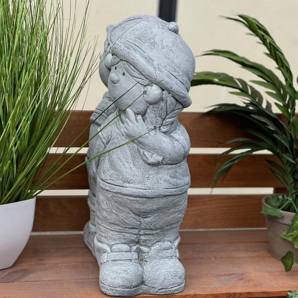Gartenfigur aus Kunststein in Form zweier stehender Kinder für den Außenbereich.